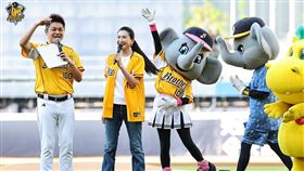 ▲PS女孩經紀人小乖姐盧怡榕開球。（圖／翻攝自中信兄弟臉書）