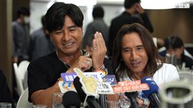 動力火車奪下第二座金曲獎，慶功宴上直說好緊張。（圖／記者鄭孟晃、趙于瑩攝影）