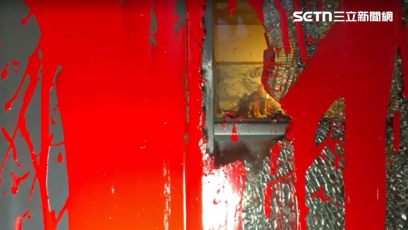 新／台中某茶行遭砸！門面染紅…窗破大洞
