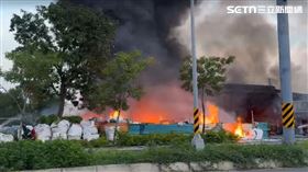 高雄,火勢,資源回收場,濃煙,鐵皮,火警,消防,火災,加油站▲圖片描述。（圖／翻攝畫面）