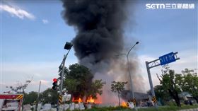 高雄,火勢,資源回收場,濃煙,鐵皮,火警,消防,火災,加油站▲圖片描述。（圖／翻攝畫面）