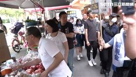 侯友宜陪王鴻薇市場掃街遇嗆「支持罷免 一定要罷調」