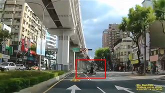 沒看到紅燈！4貼超載重機撞停等車全噴飛