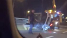 台中女「開車睡著」自撞護欄！轎車躺路中