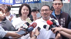 ▲侯友宜陪王鴻薇參香掃街。（圖／翻攝畫面）