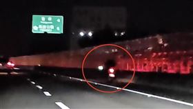 機車闖國道狂飆！轎車時速115公里追不上