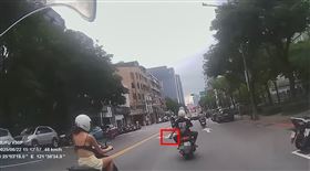 猥褻阿北比出金手指。（圖／翻攝自《WoWtchout - 地圖型行車影像分享平台》） 