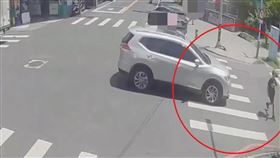 宜蘭,學童,闖紅燈,穿越馬路,煞車,復興國中。（圖／翻攝畫面）