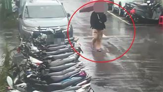 北市民宅驚遭入侵！拖鞋男鬼祟踩機車翻入