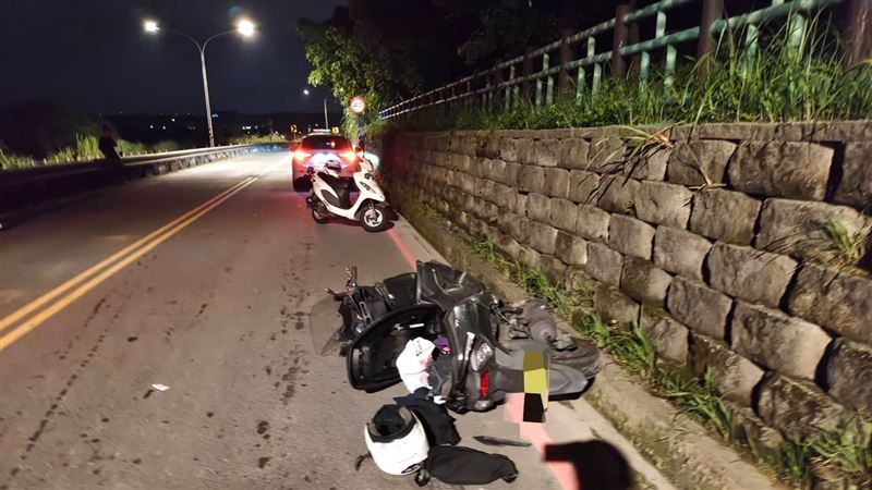 違規騎黃牌重機自撞護欄　左掌齊腕斷慘死