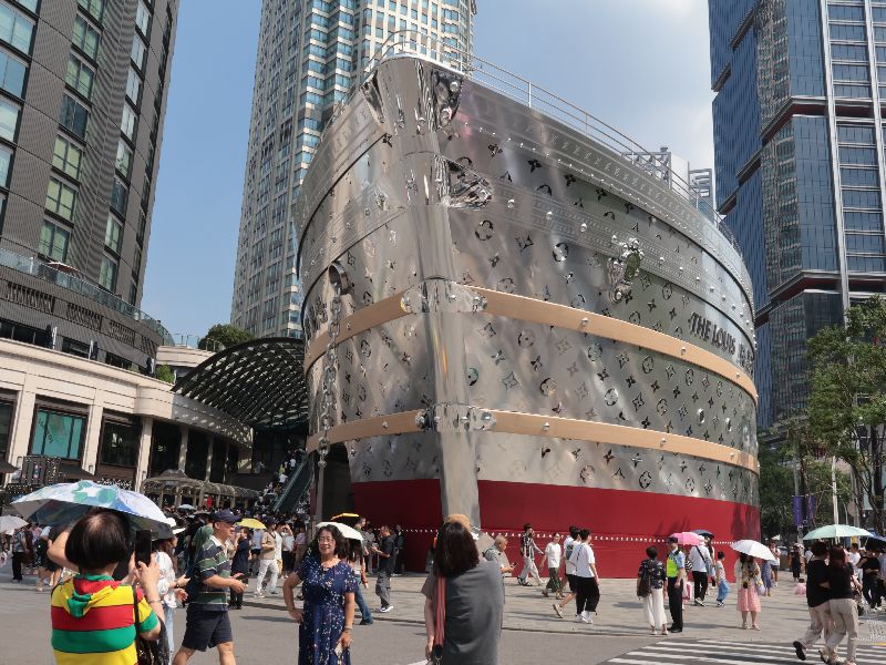 法國路易威登（Louis Vuitton）在上海南京西路商圈打造一艘長114.5公尺、高30公尺巨型輪船&mdash;路易號，當時民眾感到震撼、壯觀