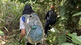 救援遭蜂螫的登山客過程。（圖／翻攝畫面）