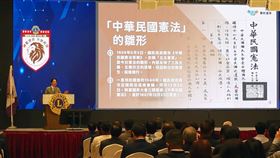 賴總統「團結國家十講」第三講  聚焦憲政體制總統賴清德（左）29日出席「『團結國家十講』第三講－國際獅子會300B6區年度感恩餐會」致詞表示，身為總統有責任維護憲法的五權分立，確保國家體制的完善，期盼在憲法法庭正常運作及社會大眾的高度參與下，讓國家的憲政機關得以回歸正軌、相互尊重、團結一致，持續守護台灣。中央社記者管瑞平攝  114年6月29日