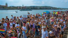 ▲數萬名匈牙利民眾28日齊聚匈牙利首都布達佩斯參與布達佩斯驕傲遊行。（圖／翻攝自budapestpride官方網站） 