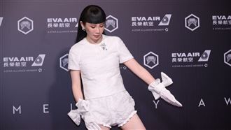 魏如萱「穿尿布」走紅毯：要給94歲奶奶看