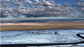 智利北部的阿他加馬沙漠下雪了。（圖／翻攝自X平台 @almaobs）