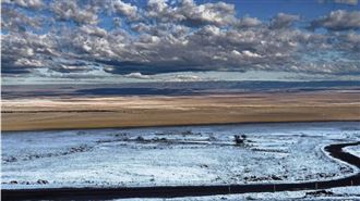 地球最乾燥沙漠下雪！「銀白大地」奇景曝