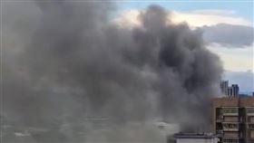 ▲新北市蘆洲區鐵皮工廠發生火警，警消出動大批人車前往灌救。（圖／翻攝自我是蘆洲人臉書）