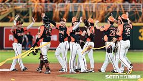 ▲中職36年上半季最終戰，統一獅擊敗樂天桃猿拿下上半季王座，球員賽後擊掌慶祝勝利。（圖／記者劉彥池攝影）