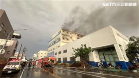 ▲台南市科技公司廠房起火燃燒，裡面擺放著王水、硝酸等化學物品。（圖／翻攝畫面）