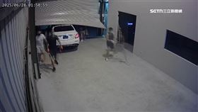 豪車暗夜衝撞食品公司　球棒隊闖入狂砸