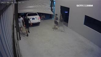 獨／豪車夜衝撞食品公司　球棒隊闖入狂砸