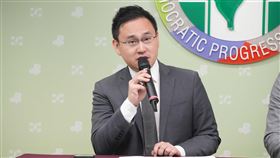 民進黨發言人吳崢、市議員趙怡翔譴責朱立倫（圖／民進黨提供）