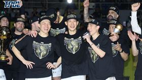 新北國王林書豪（中）、林書緯（前排右一）攜手奪下第2冠。（圖／TPBL提供）