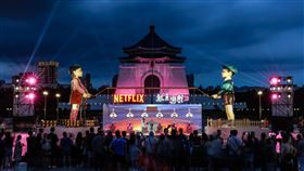 ▲中正紀念堂染上粉紅燈海，搖身轉變成《魷魚遊戲》魷戲會場。（圖／Netflix提供） 