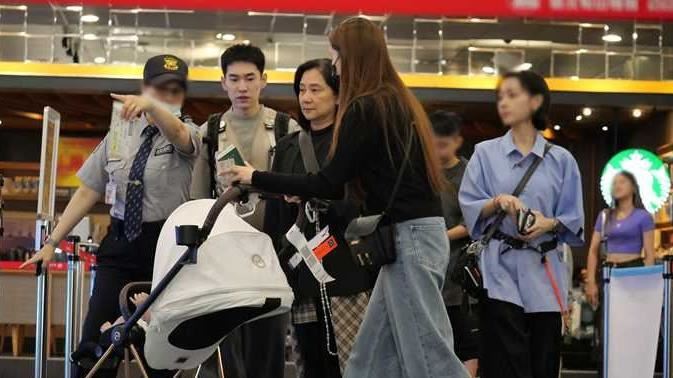歐陽妮妮全家現身機場　歐陽龍傅娟也離台