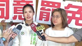 ▲林亮君（左）、陳培瑜合體罷團站路口，催罷免王鴻薇。（圖／翻攝畫面）