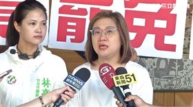 ▲林亮君（左）、陳培瑜合體罷團站路口，催罷免王鴻薇。（圖／翻攝畫面）。