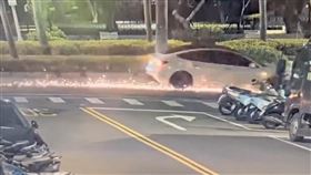 台北,仁愛路,車禍,變電箱,輪胎。（圖／翻攝畫面）