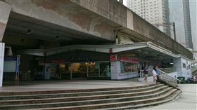 ▲汐科站月台空間狹窄，列車通過近在咫尺，乘客通行驚險萬分。（圖／翻攝自臺灣鐵路股份有限公司網站） 