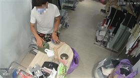 小偷沒穿鞋，溜進一中街商場埋伏，連偷20多家店畫面曝，一中商圈(圖／翻攝畫面)