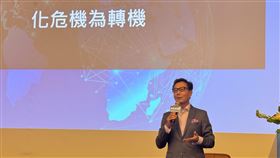 ▲蔡明忠是東最強EMBA教授，強調「後發先至」的布局、「化危機為轉機」的經營信念以及「戒慎勿驕」，但最核心的是堅守客戶對企業的信任。（圖／東海大學提供） 