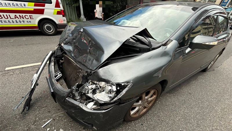 超失控！車頭全炸畫面曝　疑追撞前車釀禍