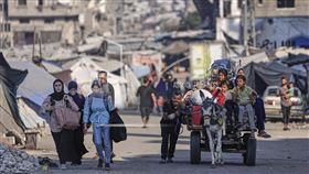 2025年6月29日，以色列軍隊向加薩城發布撤離命令後，流離失所的巴勒斯坦人逃離賈巴利亞。 （美聯社/Jehad Alshrafi攝）