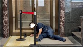 北市,通化夜市,酒醉男,救護車。（圖／翻攝Threads＠jenharry99）