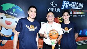 ▲小學體總理事長陳煥修(中)邀請球星陳盈駿(左)與谷毛唯嘉參加公益活動。（圖／全球人壽提供） 