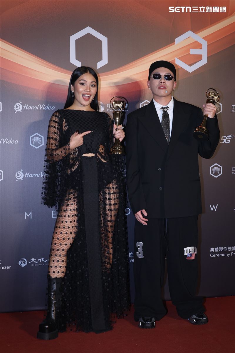 金曲36最佳單曲製作人獎海大富（右）、歌手 Abus Tanapima 阿布絲．塔娜比瑪（左）（圖／記者鄭孟晃攝影）