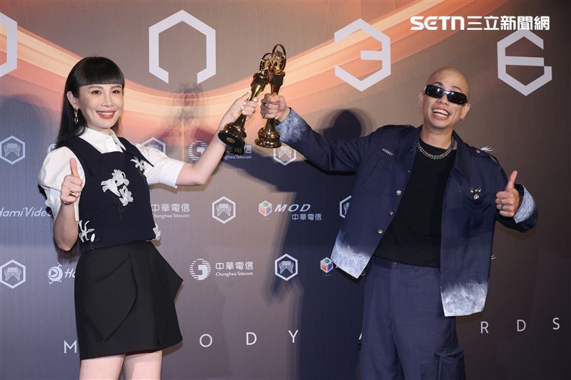 金曲36最佳華語女歌手魏如萱、最佳華語男歌手呂士軒（圖／記者鄭孟晃攝影）
