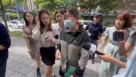 陳妻到場後眼匡泛紅，看起來十分疲累與難受。（圖／翻攝畫面）