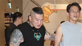 黃國昌出席成吉思汗盃全國健美公開賽第5屆成吉思汗盃全國健美公開賽22日在宏匯廣場舉行，民眾黨主席黃國昌（右）應邀出席活動，在網紅「館長」陳之漢（前左）陪同下步入會場。中央社記者吳家昇攝  114年6月22日