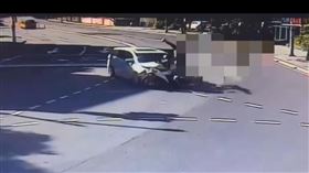 基隆,車禍,對撞,機車,自小客車,左轉。（圖／翻攝畫面）