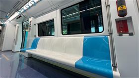 ▲捷運座椅硬梆梆，背後竟藏安全設計考量。（圖／新北捷運局臉書）