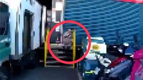 女司機眼神呆滯坐在一旁，表情十分冷血。（圖／翻攝畫面）