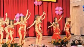 網友質疑女童身穿的紅色肚皮舞服裝太裸露。（圖／翻攝自Dcard）