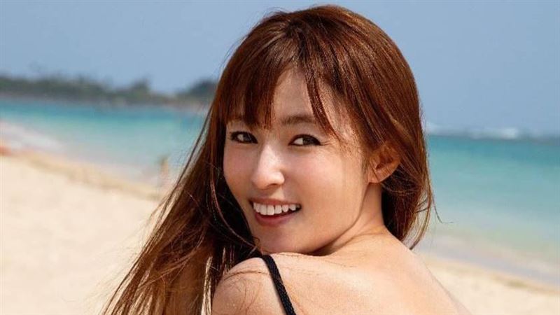 女星再推寫真認感激　高衩泳裝解放S曲線