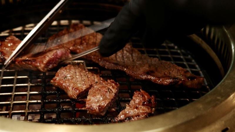 近日網友發文，打電話到日本燒肉店訂位，卻被店員告知已有不少台灣人放鳥，導致店家不便。（示意圖／資料庫）